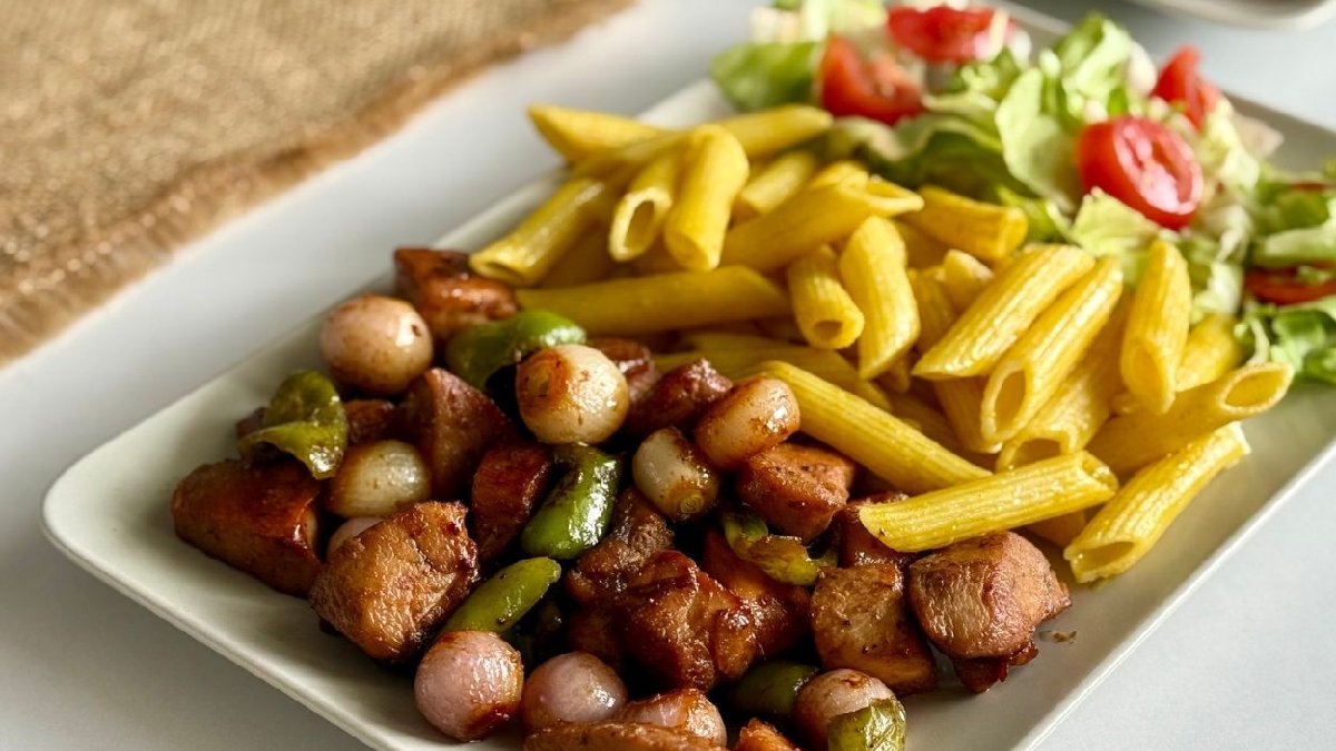 Tavuk Dünyası şeflerini bile kızdıracak! 10 dakikada hazırlanıyor, tüm övgüleri kapıyor! İşte Şefin Tavası tarifi…