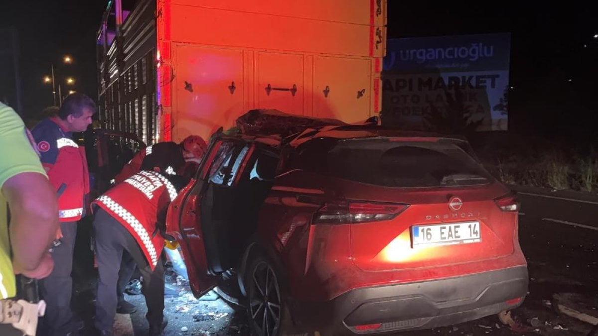 Sakarya'da D-650 karayolunda feci kaza: Cip kamyona arkadan çarptı, sürücü hayatını kaybetti