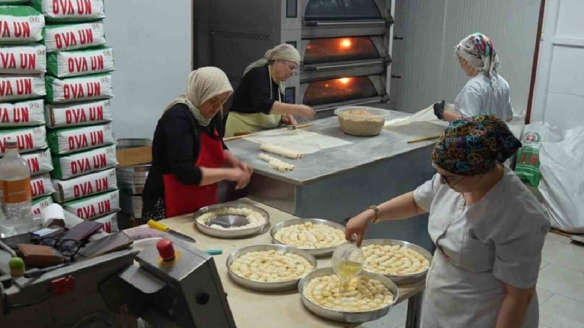 Sipariş sayısı arttı, ‘Kınalı Eller’ yetişmekte zorlandı! 80 katlı yapılıyor, bayramda yok satıyor! Kilosu 350 TL