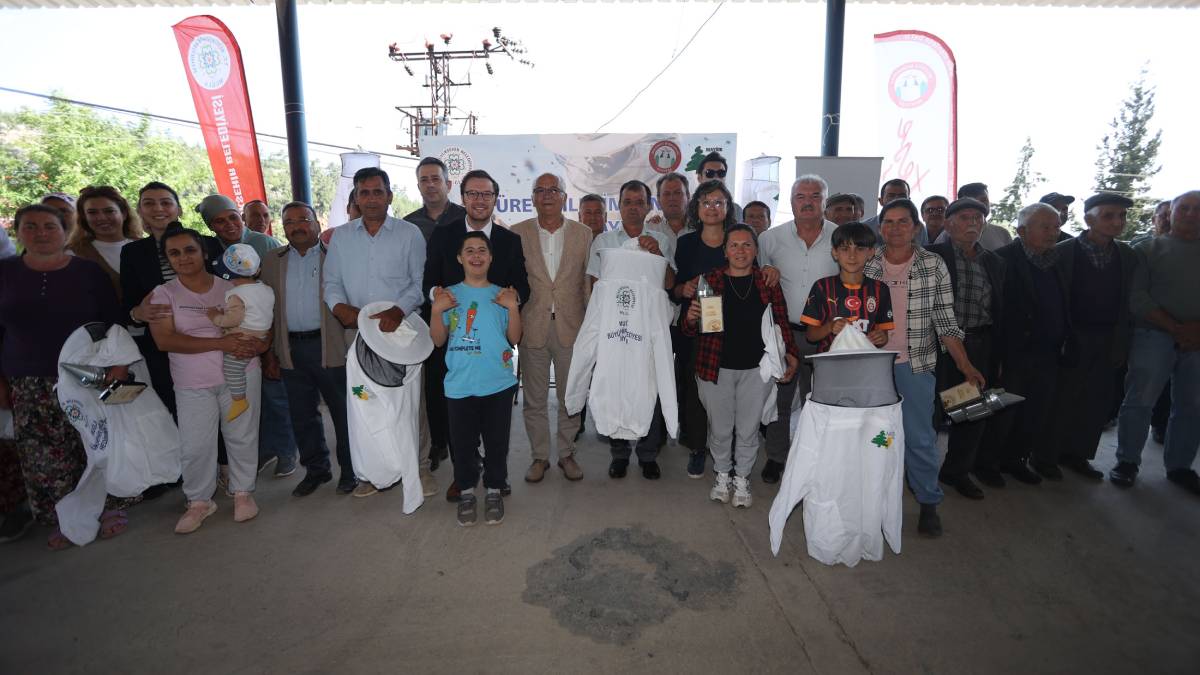 Büyükşehir ve Menteşe Belediyesinden arıcılara destek: Dağpınar’da maske ve körük dağıtıldı