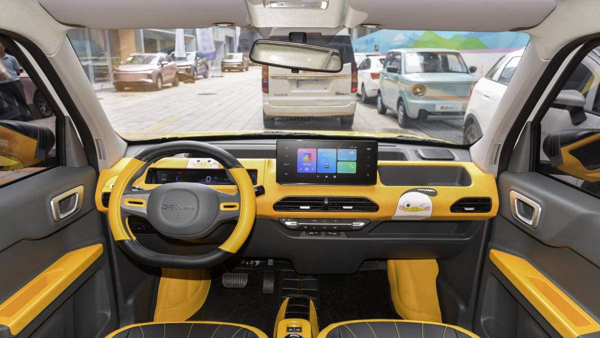 Çinliler yine yaptı şovunu! 4 kişilik elektrikli araba 240 bin lira