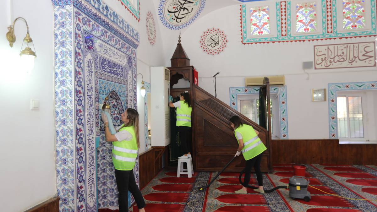 Büyükşehirden bayram öncesi cami temizliği