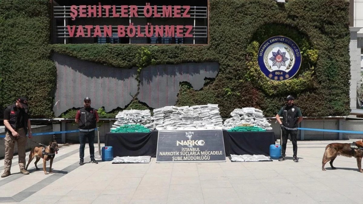 İstanbul’da düzenlenen büyük uyuşturucu operasyonunda 230 kiloyu aşkın madde ele geçirildi, 25 kişi tutuklandı. Operasyon beş il