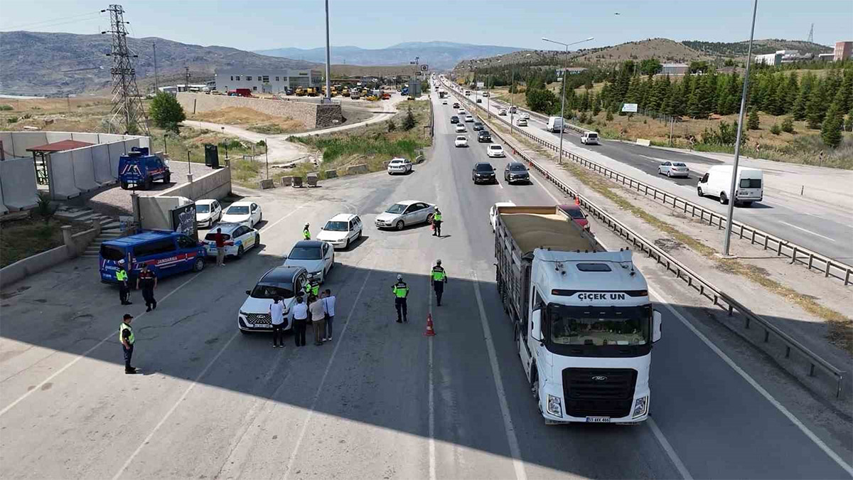 Kilit güzergahlarda bayram yoğunluğu: Kavşaklar kapandı, denetimler arttı