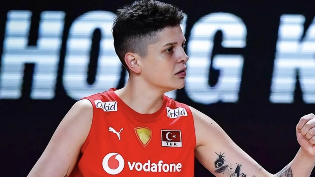 Ebrar Karakurt yeni takımına imza attı! Milli voleybolcu 4 yıl sonra Türkiye'de