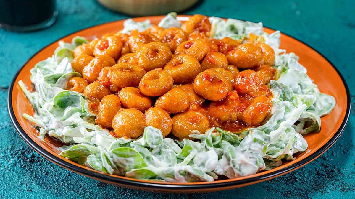 Klasiklerden biraz uzak! Gün sofralarına çok yakışıyor, salata niyetine de yapılıyor! İşte semizotlu fellah köfte tarifi…