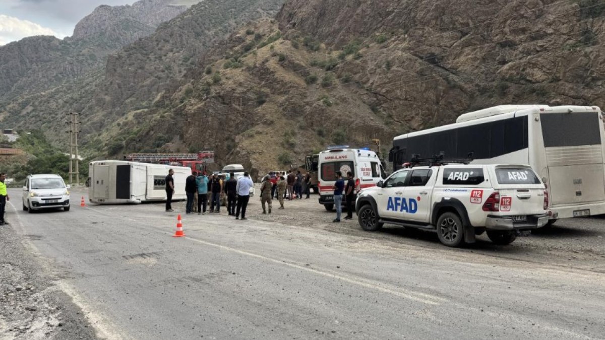 Hakkari’de midibüs devrildi: 12 asker hafif yaralandı