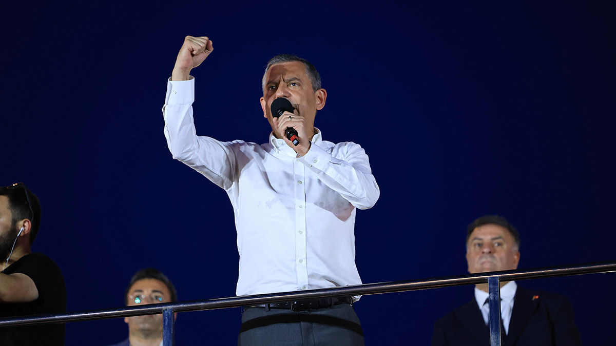 Özel'den Akın Gürlek'e: Tepemin tasını attırma, dağılamamak üzere toplanırız