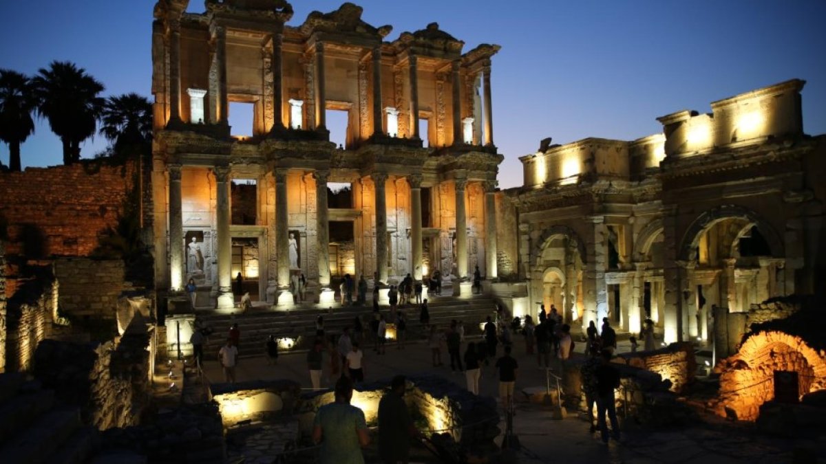 Efes Antik Kenti’nde tarihe ışık tutuluyor: Gece ziyaretleri başladı