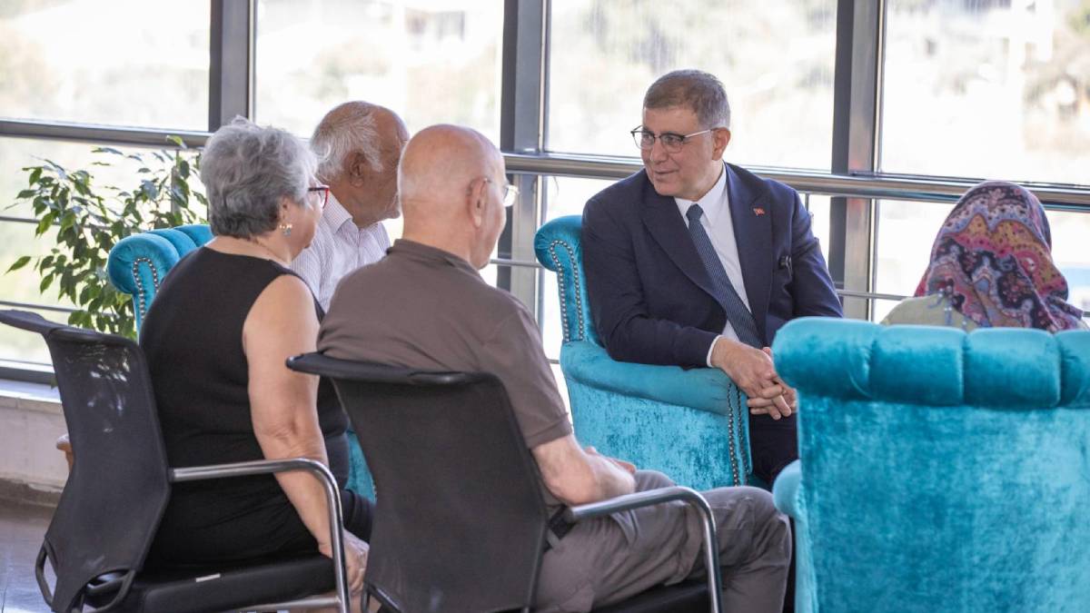 Başkan Tugay’dan bayram öncesi huzurevi ve hastane ziyareti