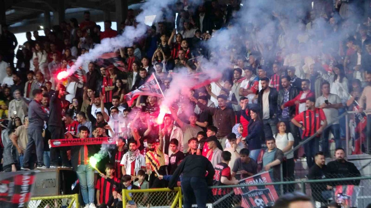 Vanspor FK'nın Trendyol 1. Lig'e yükselmesi coşkuyla kutlandı