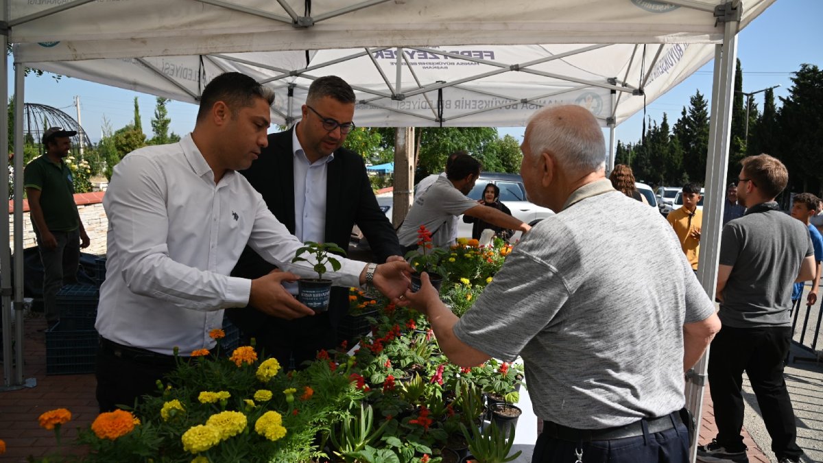 Bayramda çiçekler Büyükşehir’den...