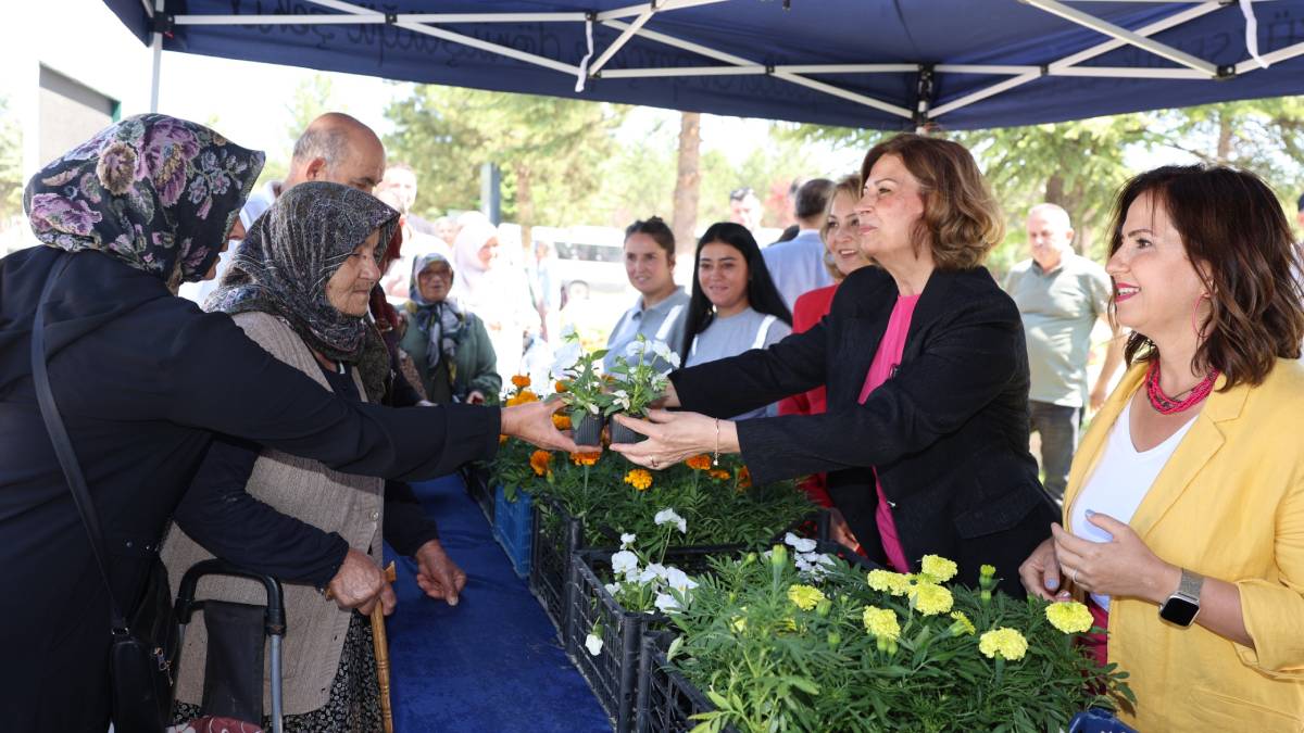 Çiçekler Başkan Ünlüce’den...