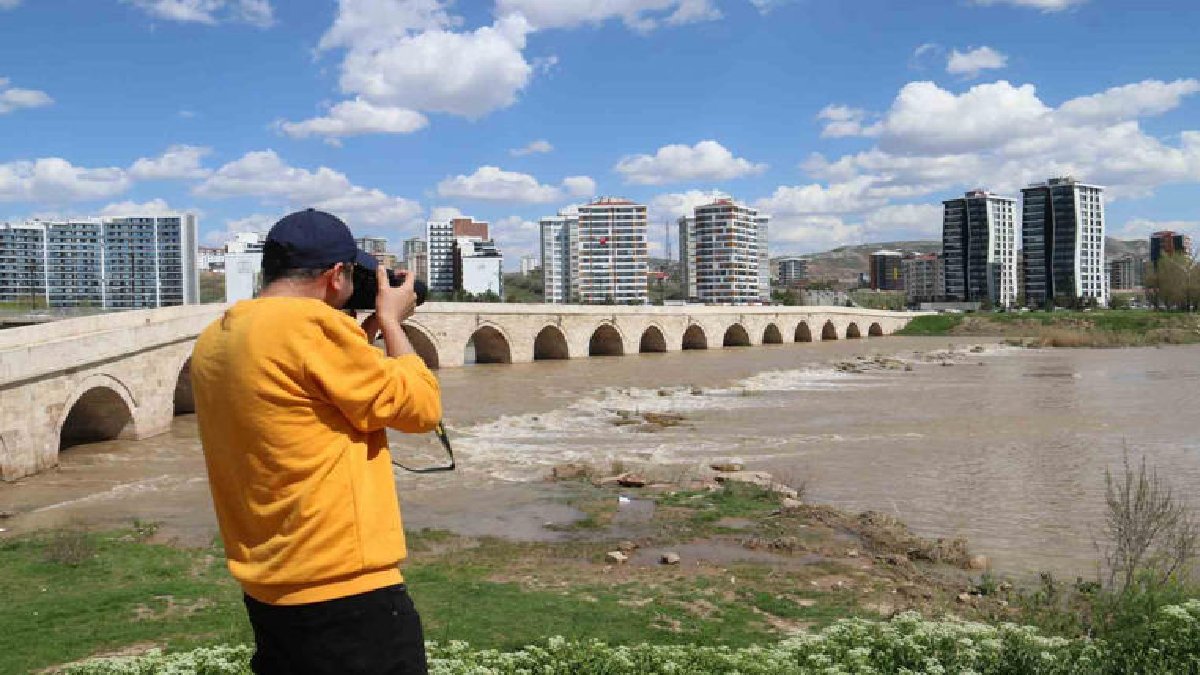 Kuş zannetti ama gerçeği görünce kamerasına sarıldı! Dünya onun peşindeydi… Sivas’ta görüntülendi