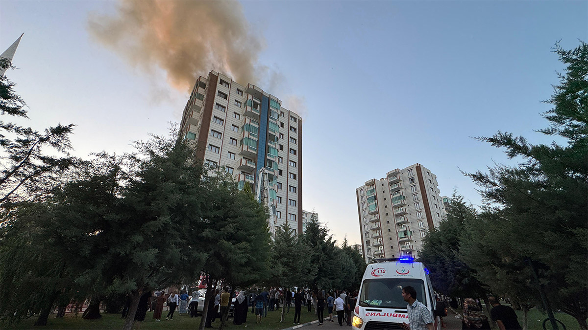 Diyarbakır'da 13 katlı apartmanda yangın faciası! Anne ve 3 çocuğu hayatını kaybetti