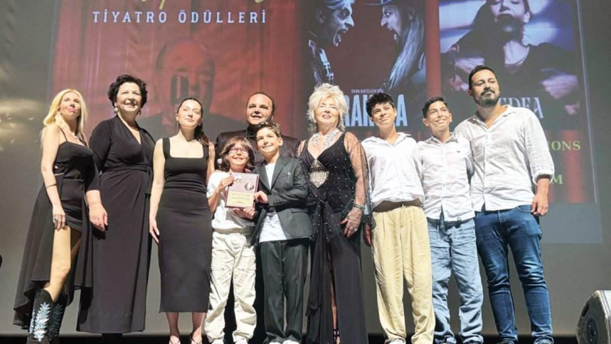Tiyatro dünyası bayrama 28 ödülle girdi