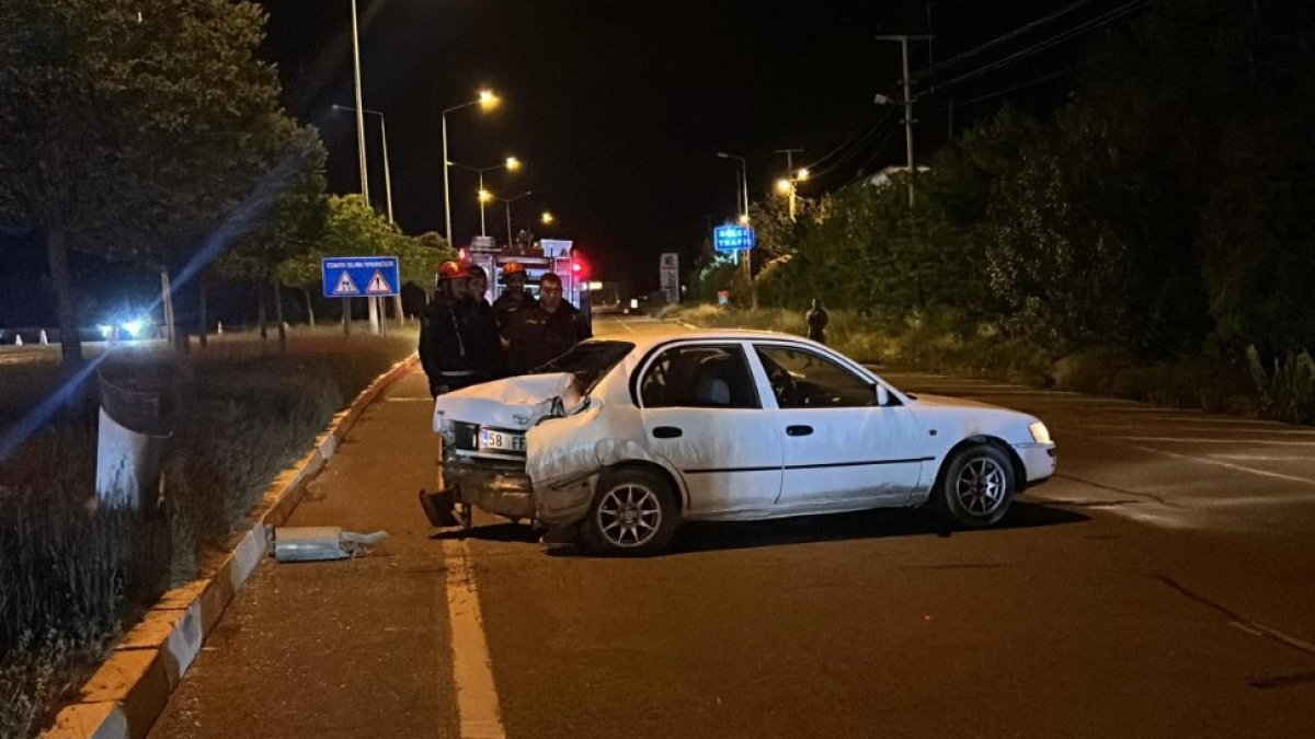 Sivas'ta iki otomobil çarpıştı: 5 kişi yaralandı