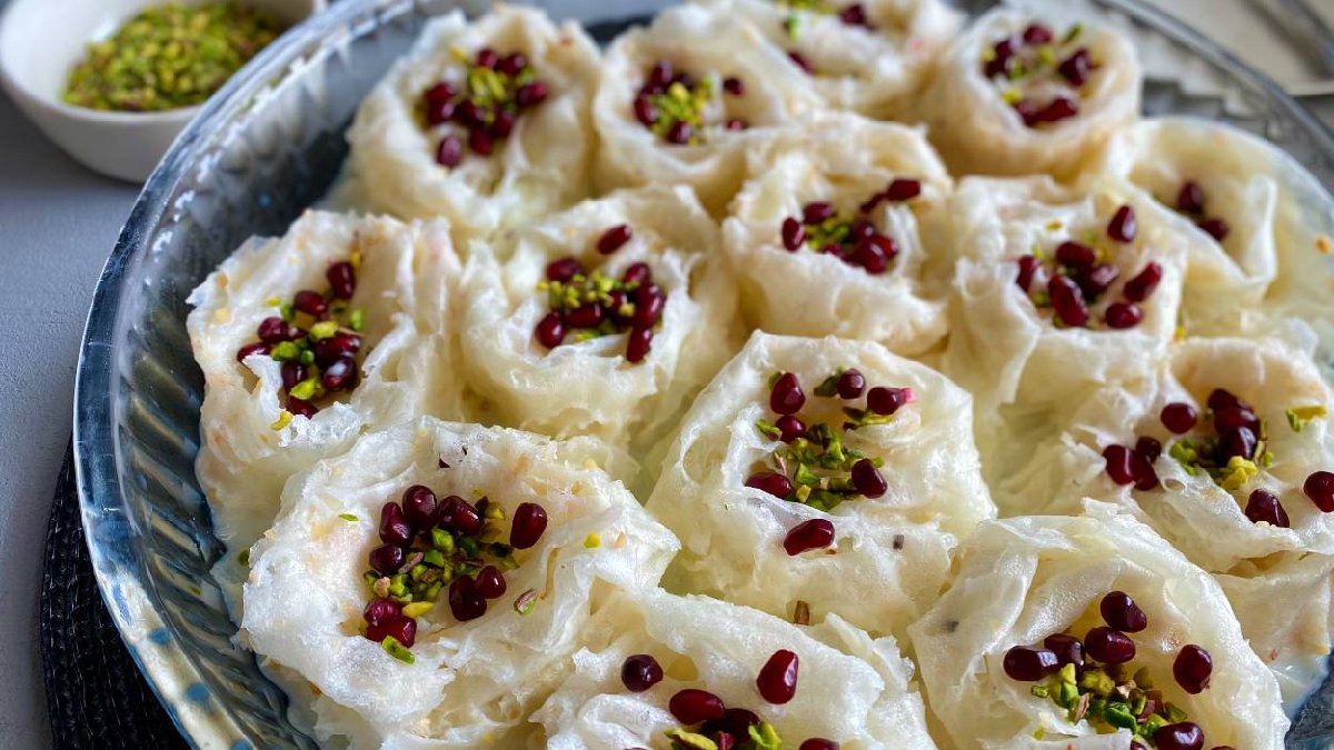 Klasiklerden sıkılanlara sıra dışı bir lezzet! Deneyen pişman olmaz: Güllaç sarma tarifi