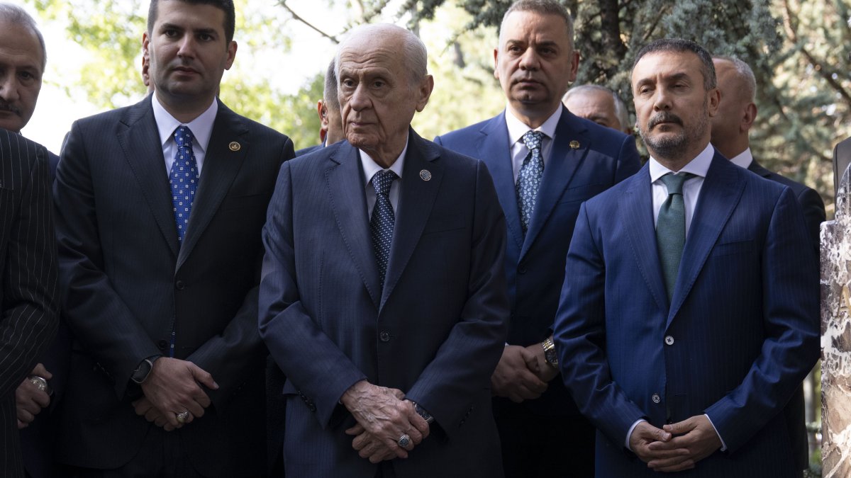 Bahçeli, Türkeş'in kabrinde: 'Darbeler anayasası terk edilmeli'