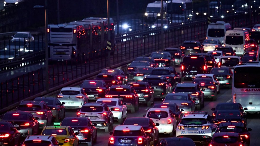 Cezalar vatandaşın cebini yaktı: Trafik cezaları hedefin iki katına ulaştı