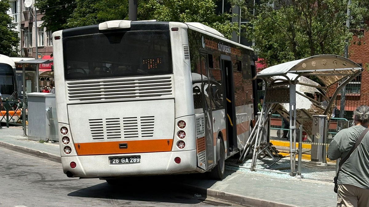 Eskişehir'de otobüs tramvay durağına daldı: Yaralılar var