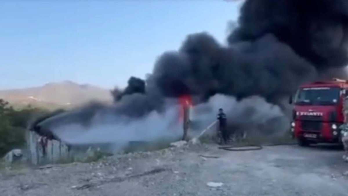 Bodrum'da yangın: 30'a yakın konteyner zarar gördü