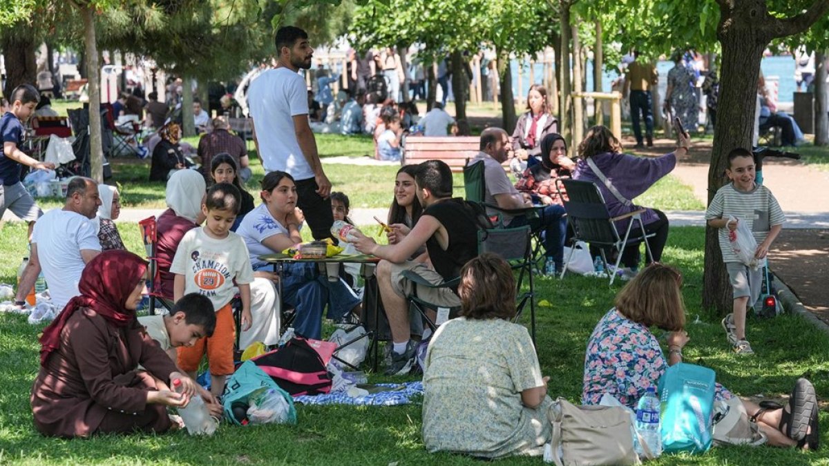 İstanbul’da bayramda sahiller ve parklar doldu: Çocuklar eğlenirken, aileler açık alanlarda mangal yaptı