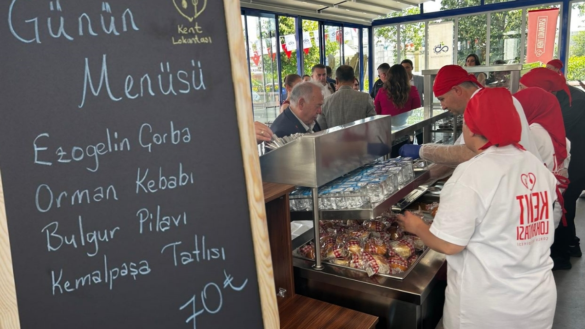 Sayıları git gide artıyor, vatandaş ucuza yemek yiyor! Şimdi de o belediye açtı: 4 çeşit yemek 70 TL