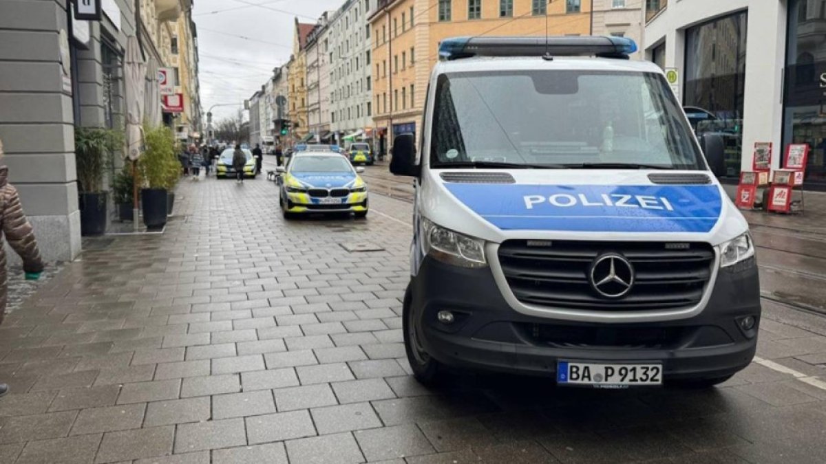 Almanya’da araç yayalara çarptı: 5 yaralı