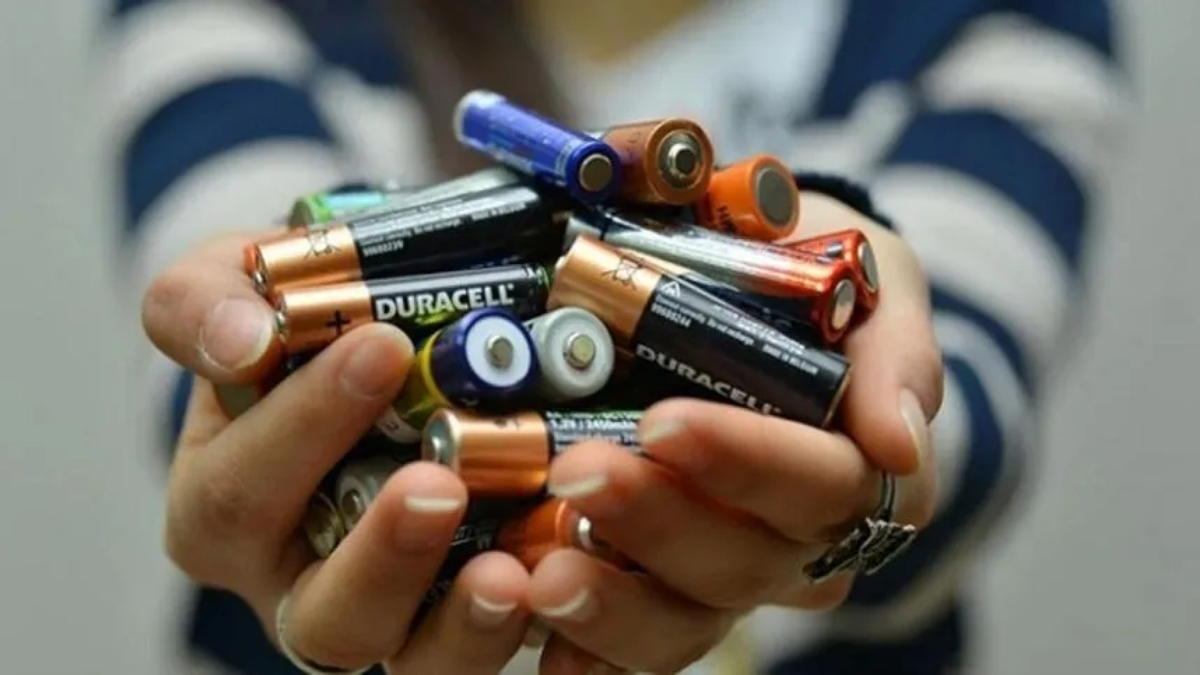 Sosyal medyada yayılan tehlikeli efsane: Bitmiş pili kaynar suya atmak işe yarıyor mu?