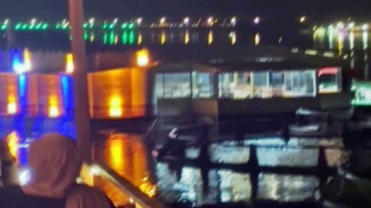 Nehir üzerinde kabus: Restoran, müşterileriyle birlikte sürüklendi! Korku dolu anlar kamerada