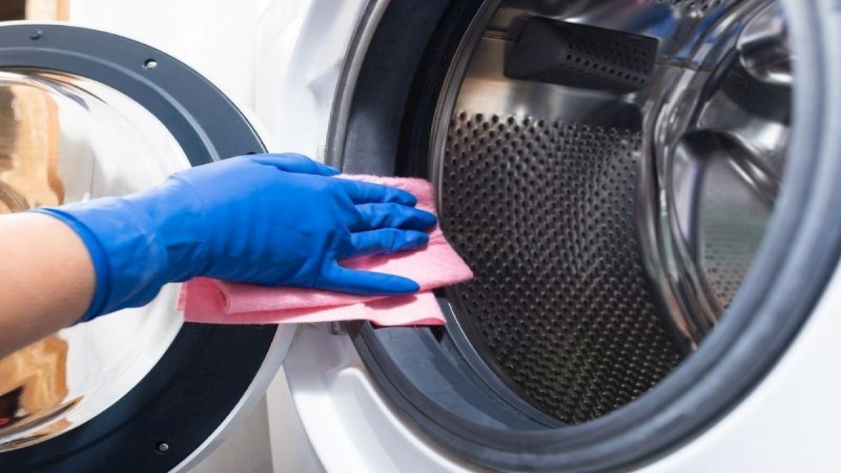 Çamaşır makinenizden kötü kokular mı geliyor? Sebebi sandığınız gibi deterjan değil! İşte tek malzemelik basit çözüm