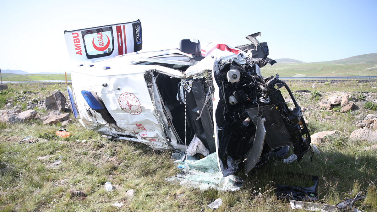 Kars'ta ambulans şarampole devrildi: 1'i doktor 4 yaralı