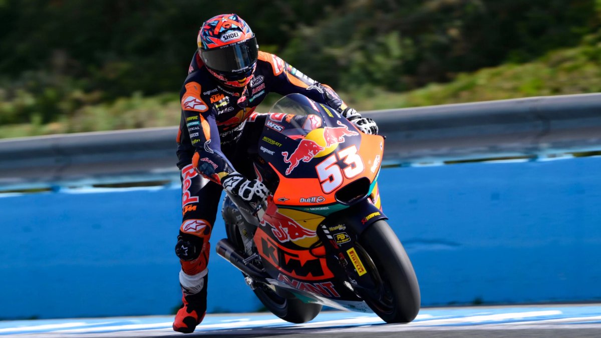 Deniz Öncü'den tarihi zafer! Milli motosikletçi 0.003 saniye farkla kazandı