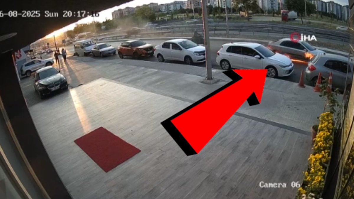 Seyir halindeki araç bir anda ateş topuna döndü! Alevler hızla yükseldi: O anlar kameralara böyle yansıdı