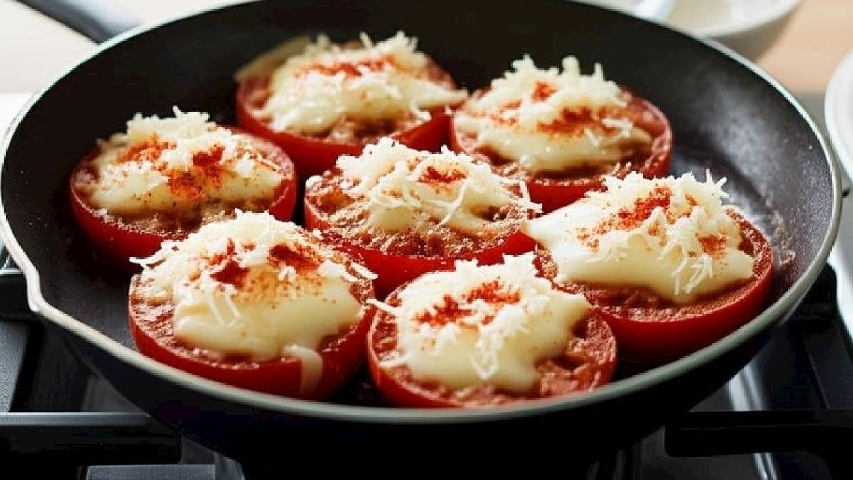 Sabahların yeni favorisi! Kahvaltıya lezzet katacak domates tava tarifi: Pratik ve şahane!