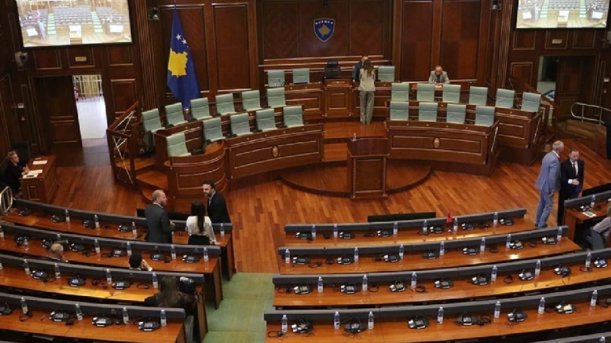 Milletvekilleri 29’uncu oturumda da Meclis Başkanı seçemedi: Kosova’da şubattaki seçimden bu yana hükümet krizi sürüyor