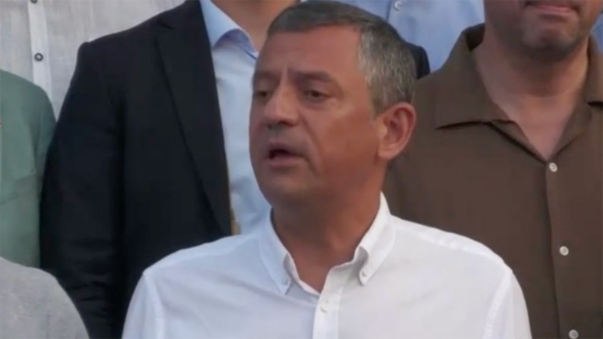 Özel'den Ferdi Zeyrek'e duygusal veda: Aklımın, kalbimin yarısını kaybettim