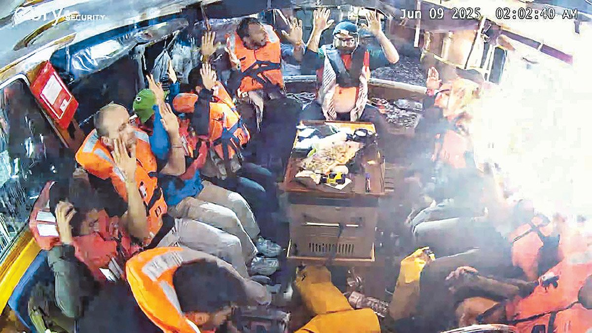 İsrail yardım gemisini bastı gönüllüleri kaçırdı! Akdeniz'de haydutluk