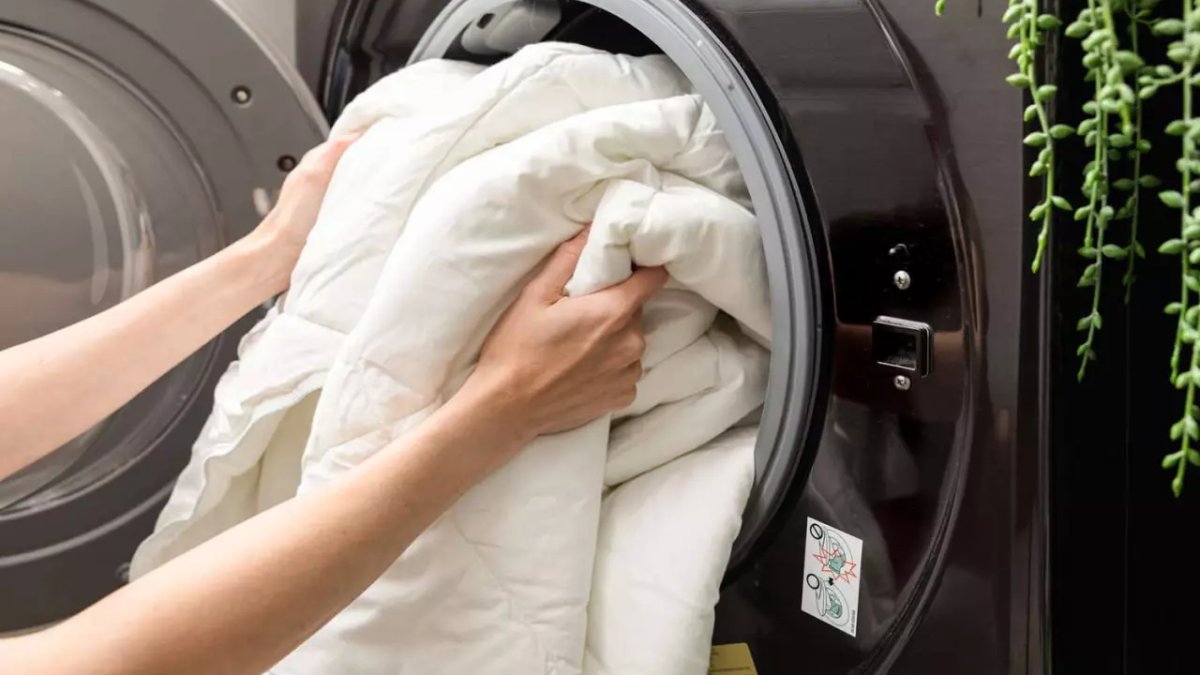 Yorganı makineye sığdırmanın püf noktası! Artık kuru temizlemeye gerek yok: Birkaç katlama hilesiyle yorgan yıkama derdi bitiyor