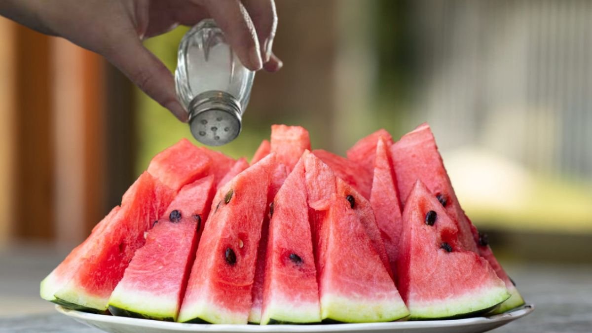 Karpuza tuz döküp yiyin mucizeye tanık olun! Uzmanlar son noktayı koydu, bu faydaları duyunca çok şaşıracaksınız!