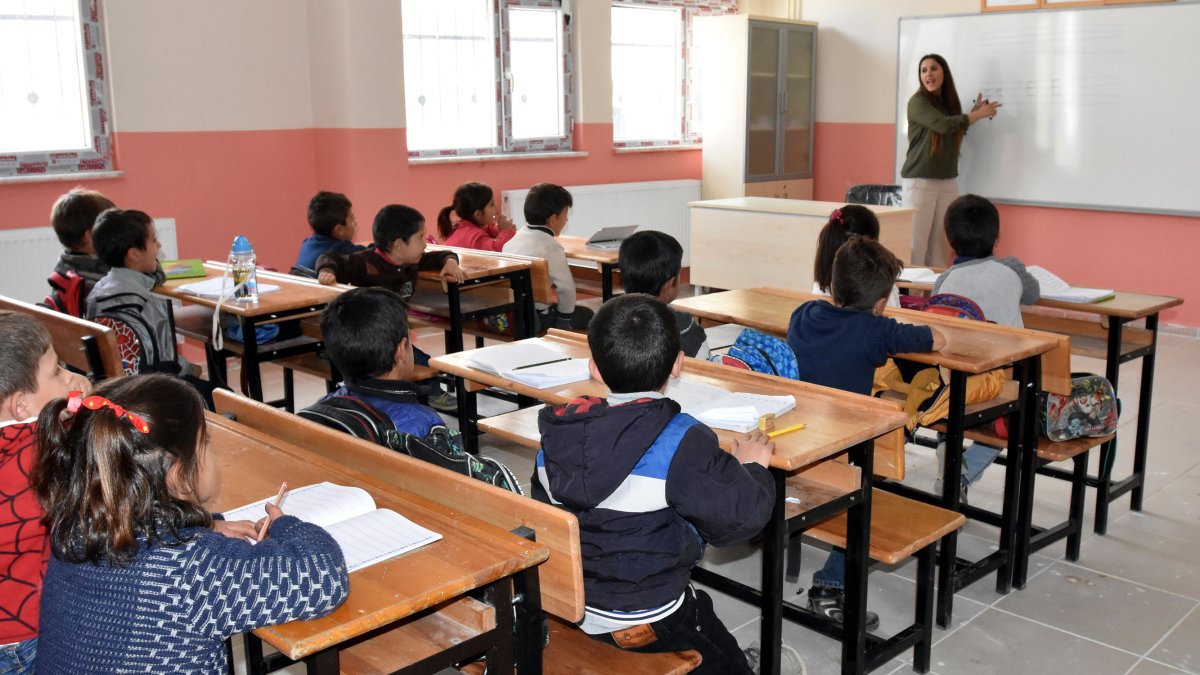 Temel eğitimde devamsızlık azalacak: 17 pilot il belirlendi