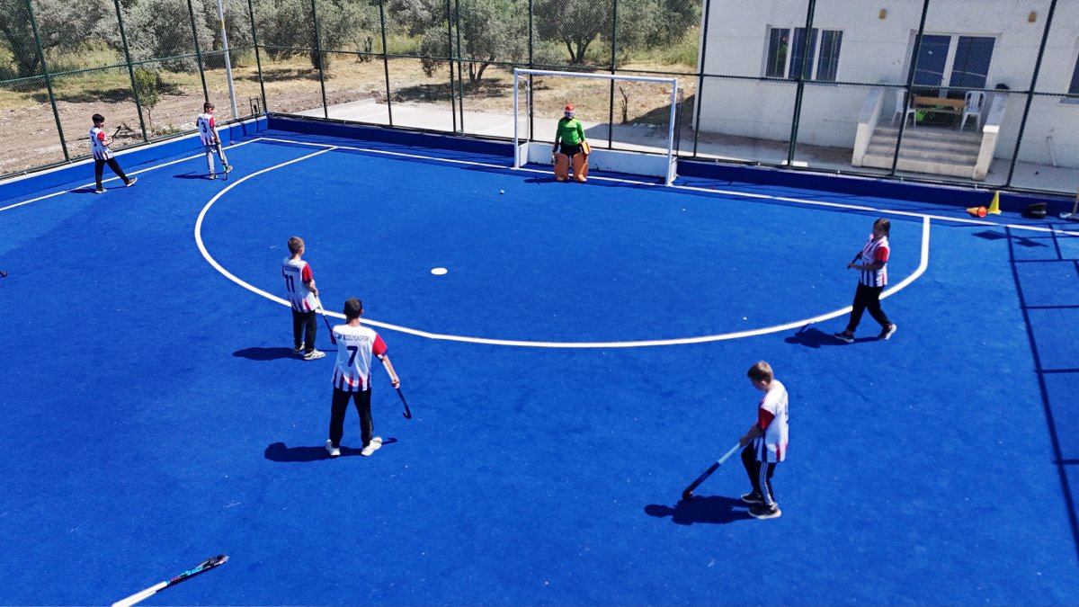 Başkan Aras söz verdi, öğrenciler modern çim hokeyi sahasına kavuştu