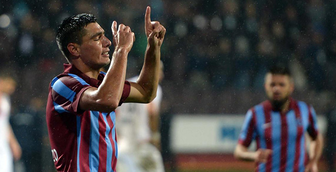 Trabzonsporlu Oscar Cardozo komşuya gidiyor