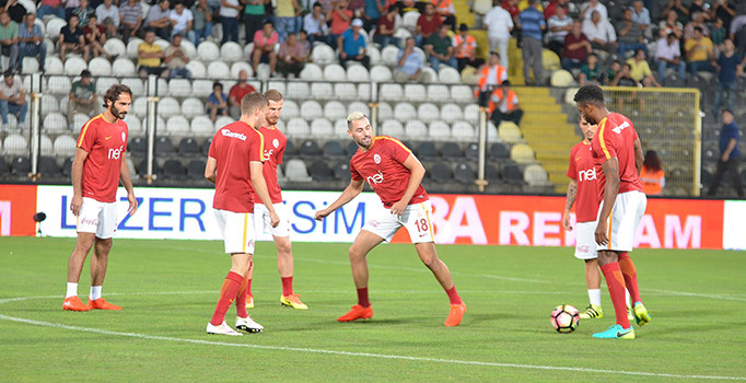 Galatasaray'da ilk hafta kadrosundan iki isim kulübeye çekildi