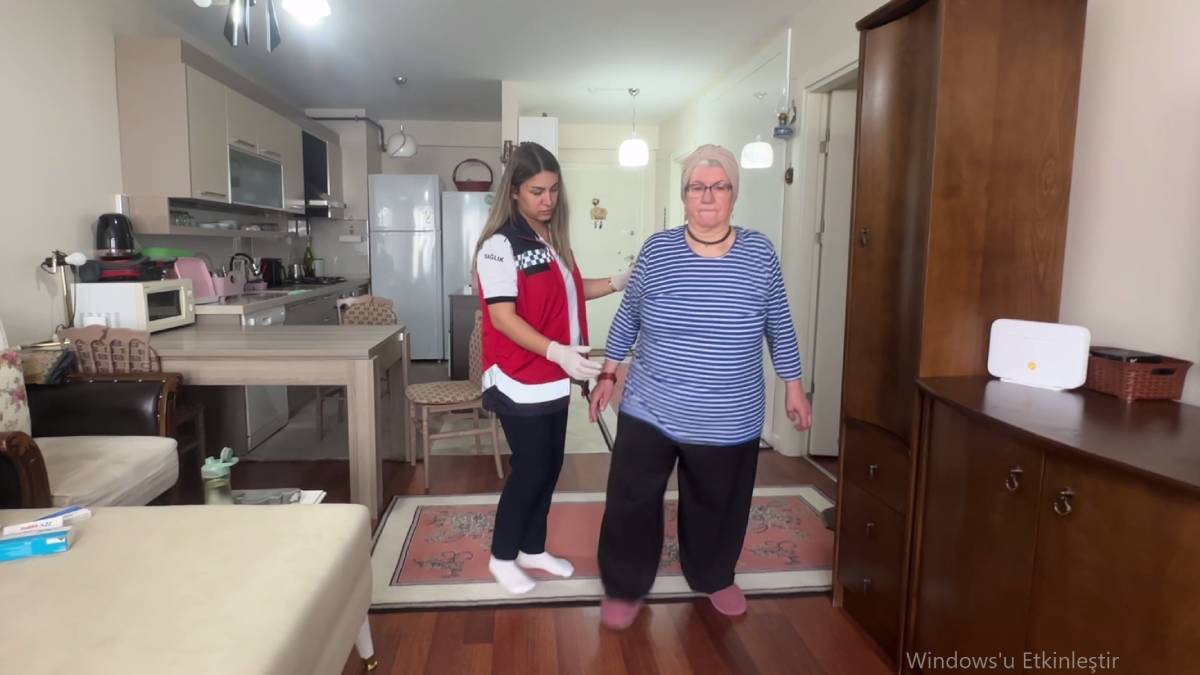 30 yıl sonra gelen mucize! Aynur Bakır, belediyenin tamamen ücretsiz sunduğu Fizik Tedavi Hizmeti ile yeniden yürüdü