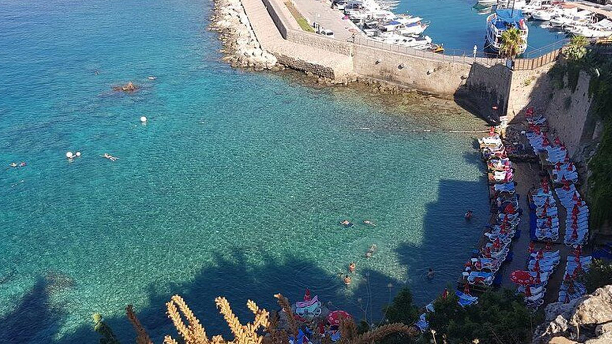 Antalya'da tarihi plajda fiyat tartışması: Valilik yeniden düzenledi