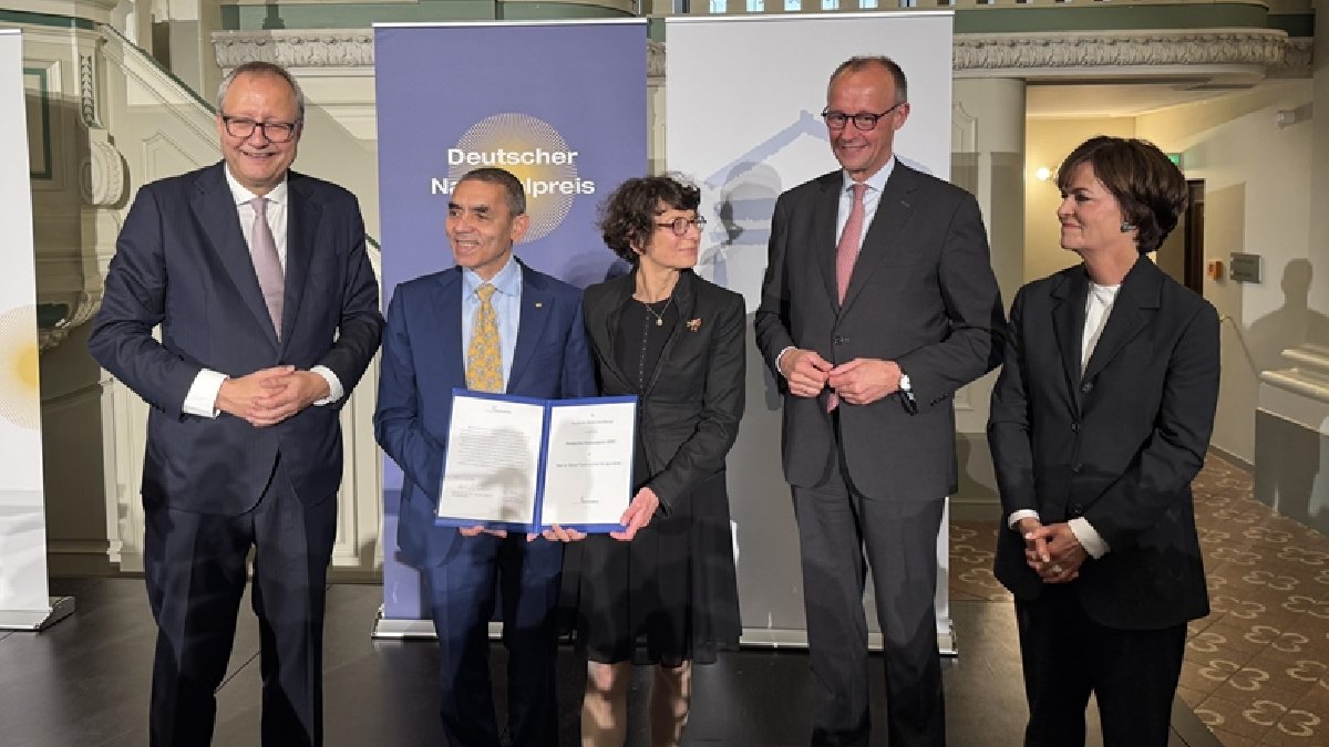 Koronavirüs aşısıyla adlarını duyurdular: Alman Ulusal Ödülü Türeci ve Şahin'e verildi