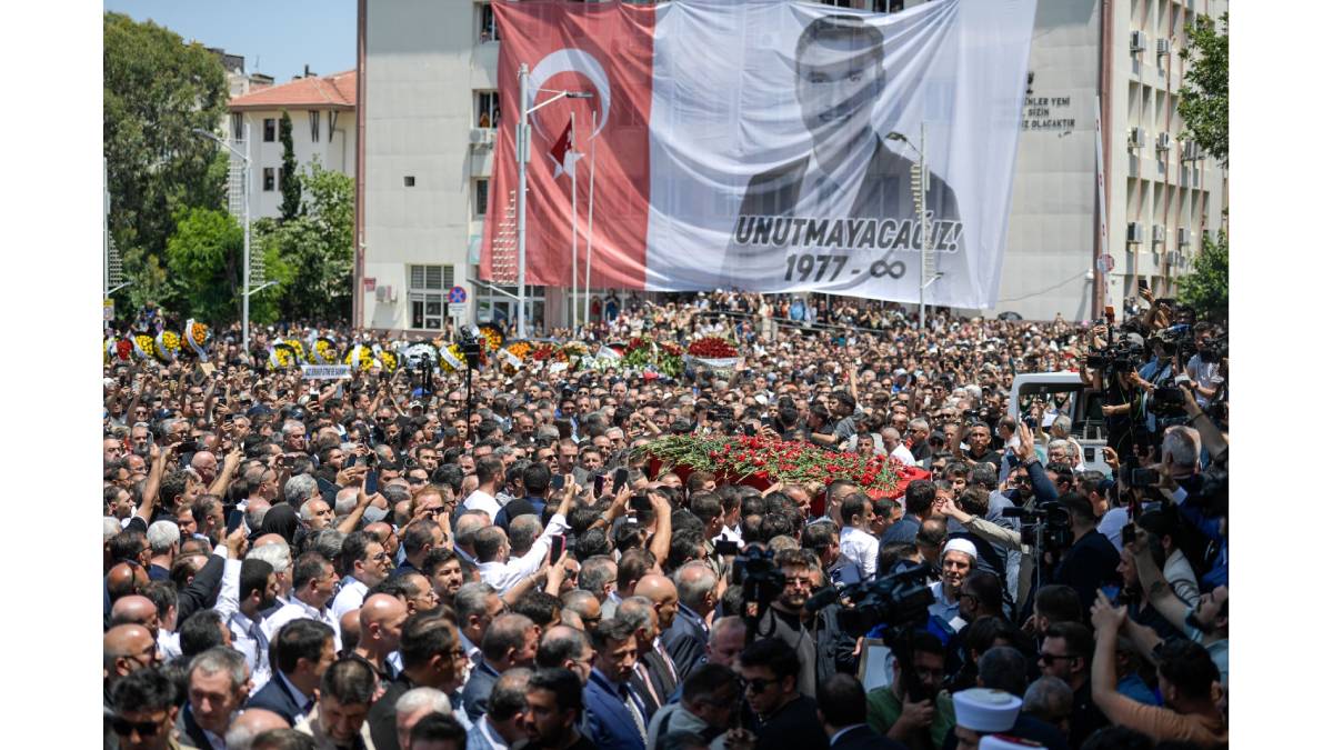 Ferdi Zeyrek, gözyaşları ve alkışlarla uğurlandı