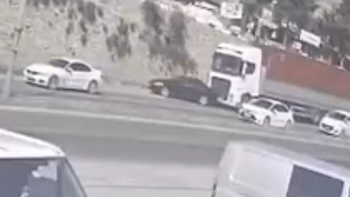 Dehşet anları kamerada: Tır sürücüsü otomobili metrelerce sürükledi